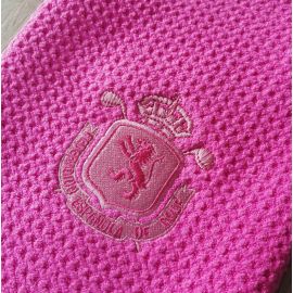 Toalla RFEG Microfibra Fucsia Logo Tonal